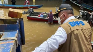 Kepala BNPB Letjen Ganip Warsito meninjau lokasi banjir di Kalimantan Barat Selasa (9/11/2021)/Istimewa