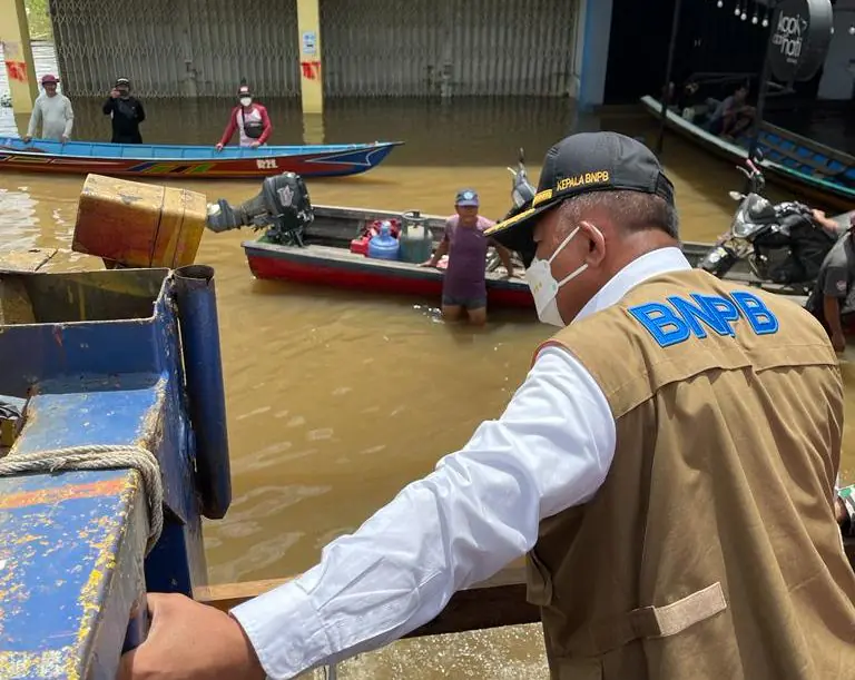 Kepala BNPB Letjen Ganip Warsito meninjau lokasi banjir di Kalimantan Barat Selasa (9/11/2021)/Istimewa
