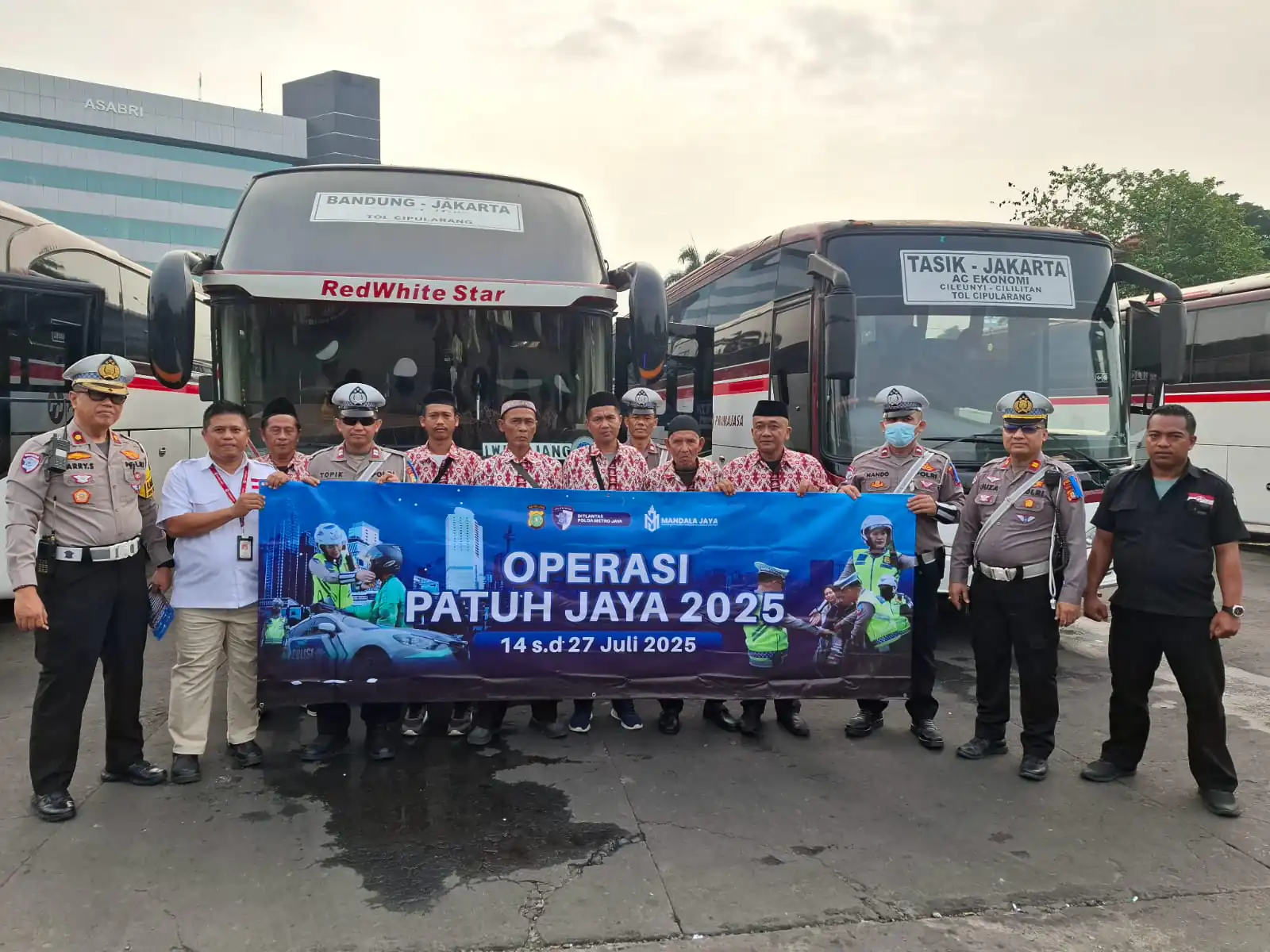 Polisi Tak Hanya Menindak, Tapi Mengingatkan: Satlantas Jakarta Timur Laksanakan Operasi Patuh Jaya 2025