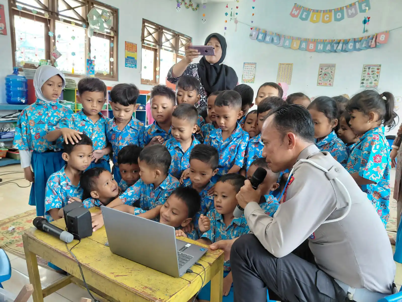 Satlantas Polres Sragen Gelar Edukasi Polisi Sahabat Anak dan Sosialisasi Operasi Zebra Candi 2025 di TK Kemala Bhayangkari 68 Mondokan