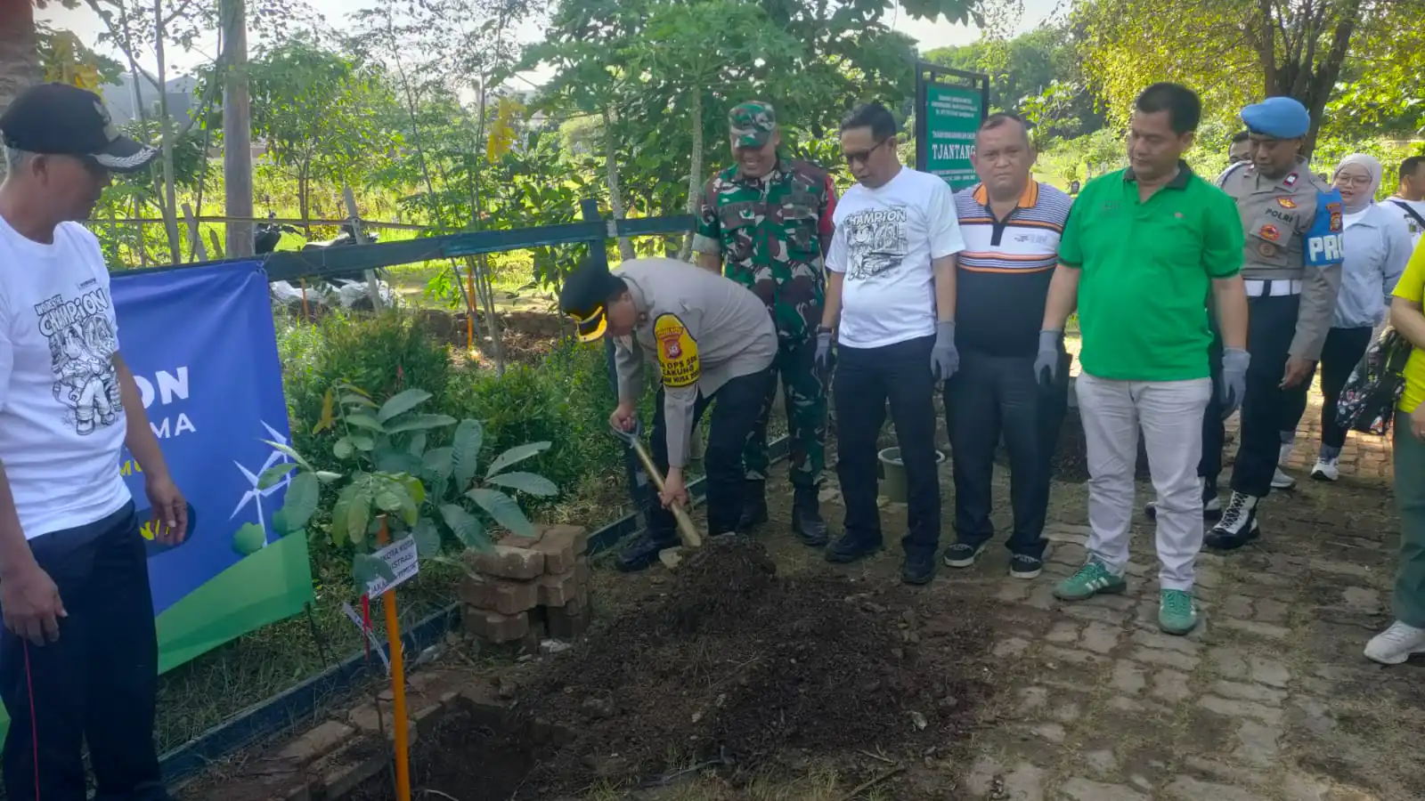 Wujud Kepedulian Polri Terhadap Lingkungan dan Masa Depan Kota, Kapolsek Cakung Hadiri Penanaman Pohon di Yayasan Wakaf Tjantang