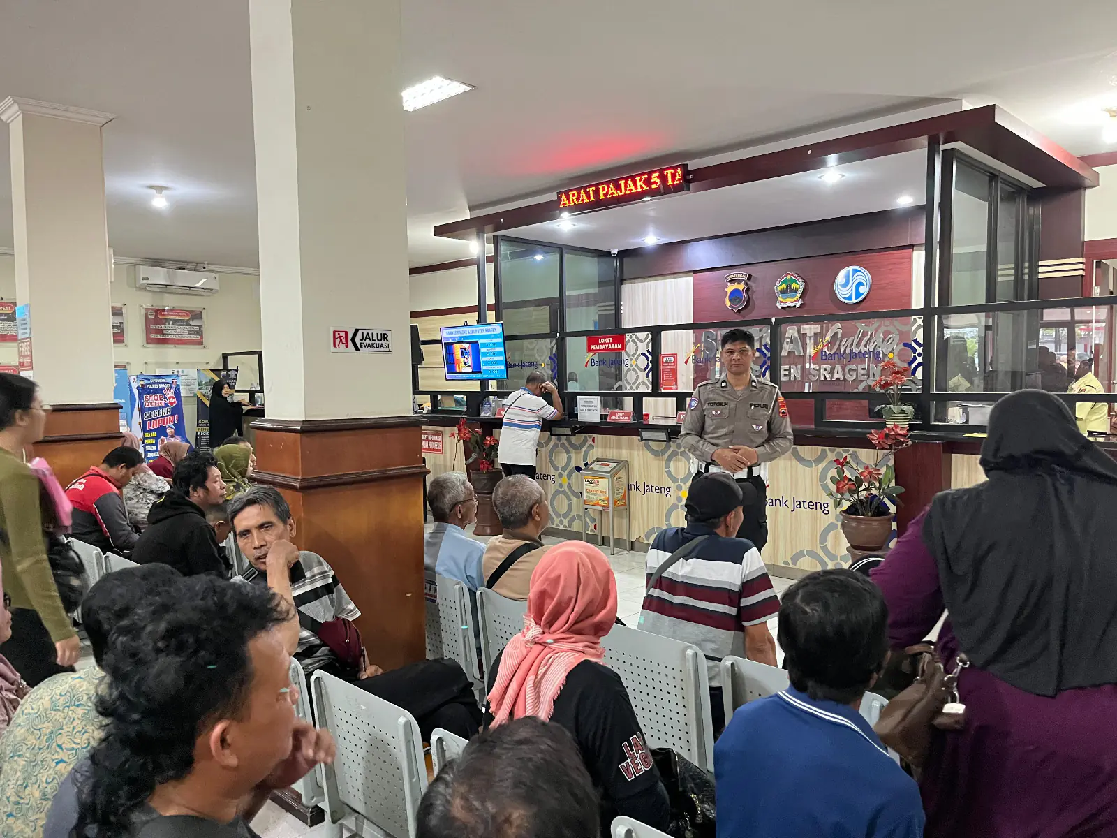 Tak Disangka Jadi Momen Haru: Rico Warga Kedawung Terpukau Pelayanan Humanis Samsat Sragen