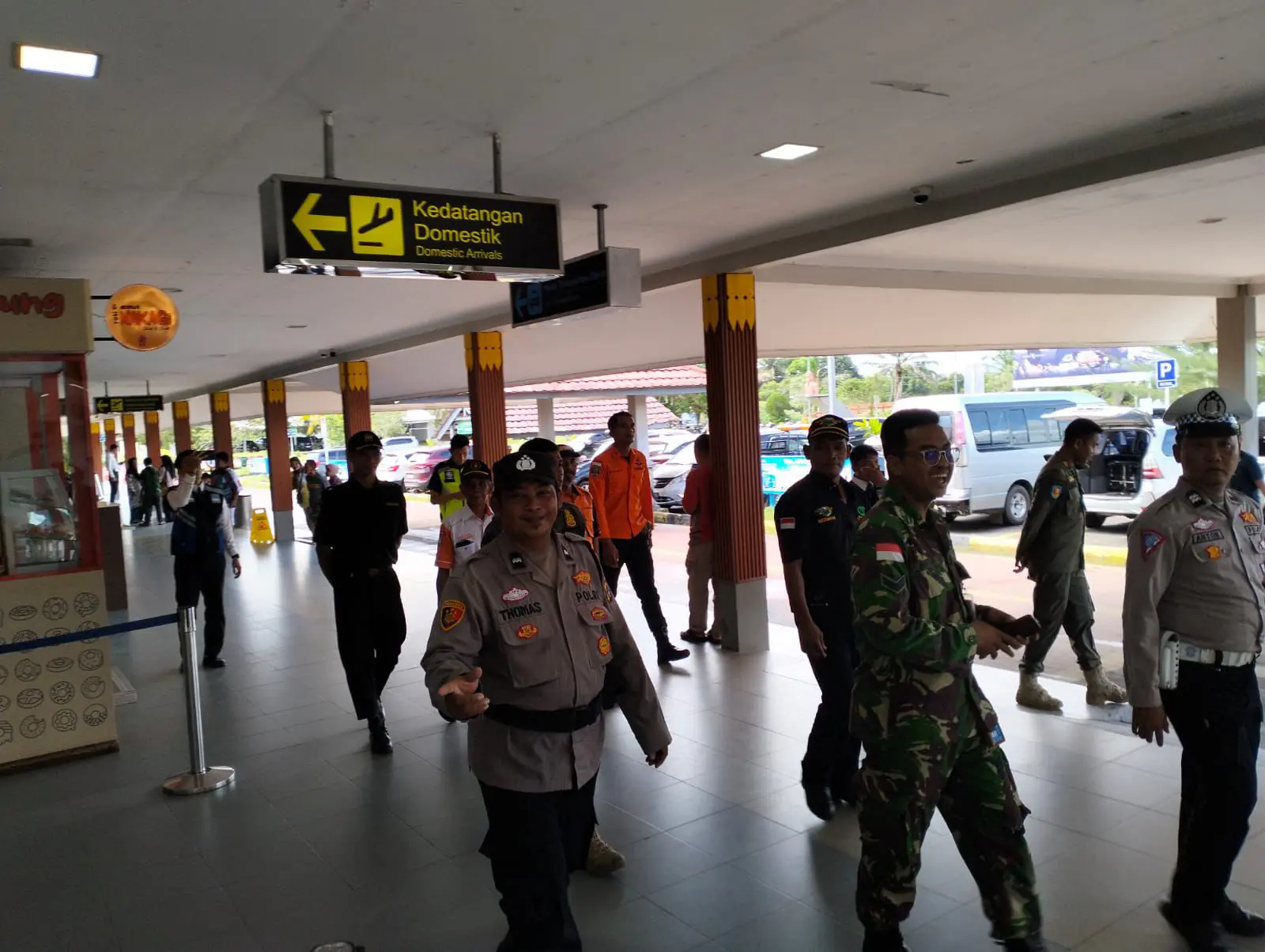 Personel Pos Pelayanan Bandara H.AS Hanandjoedin Laksanakan Patroli Jalan Kaki dalam Operasi Lilin Menumbing 2025