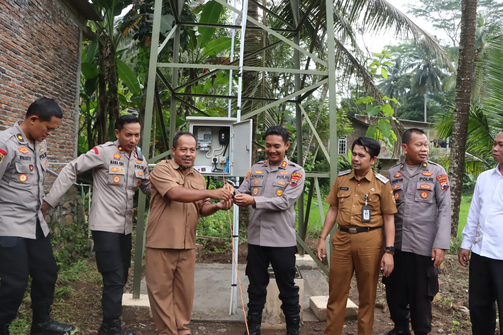 Tembus Medan Bebatuan, Kapolres Purworejo Salurkan Sumber Air Bersih untuk Warga Loano