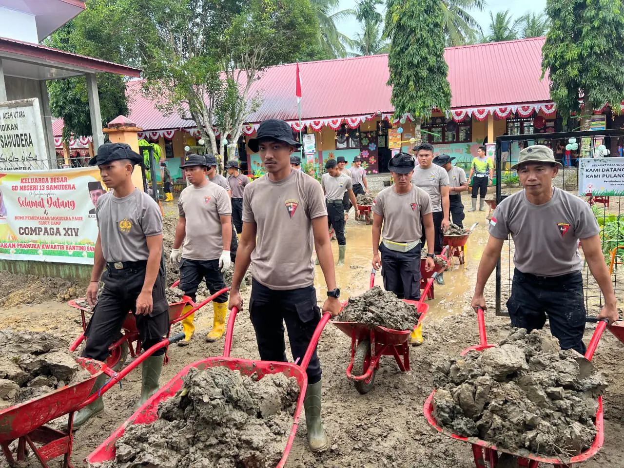 Peduli Pendidikan di Tanah Rencong, Personel BKO Brimob Kaltim Bersihkan SDN 13 Samudera Aceh Utara