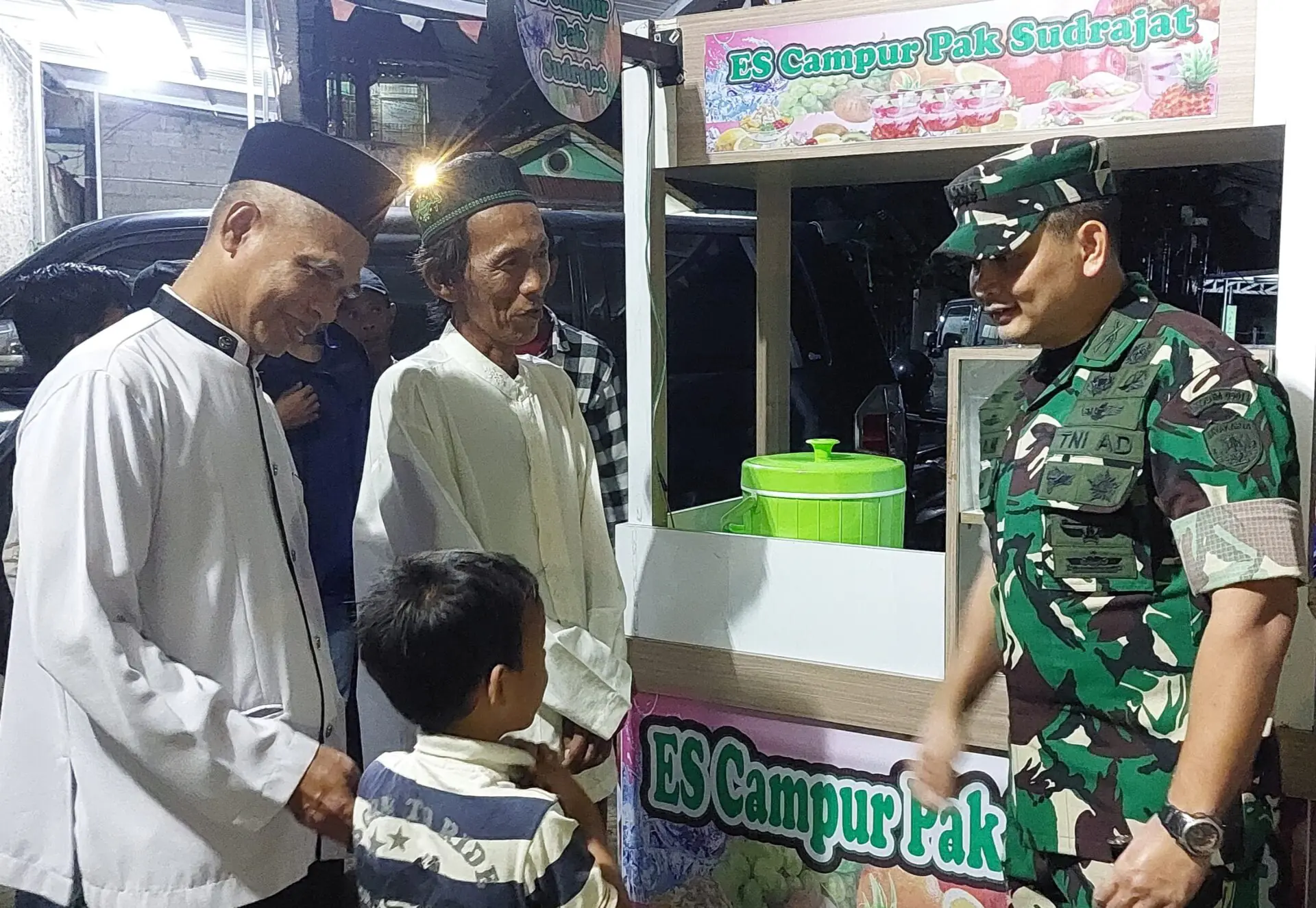 Dandim 0501/JP Berikan Bantuan Gerobak Es Campur Untuk Pak Sudrajat 