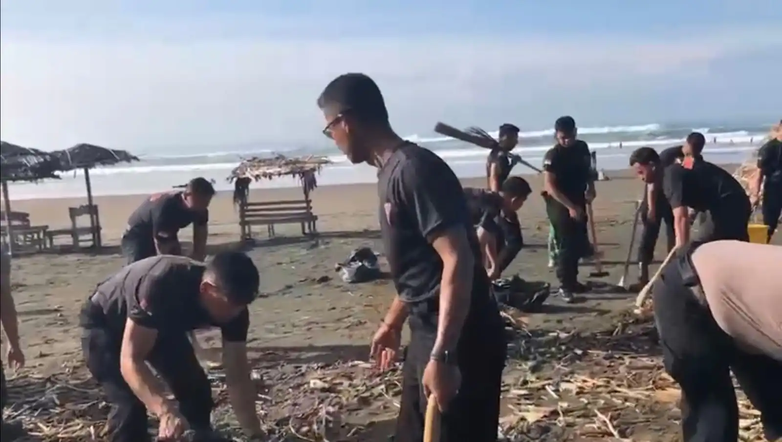 Dari Kumuh Menjadi Asri, Brimob Polda Jateng Bersama Warga Serentak Korvey Bersihkan Pantai dan Sungai