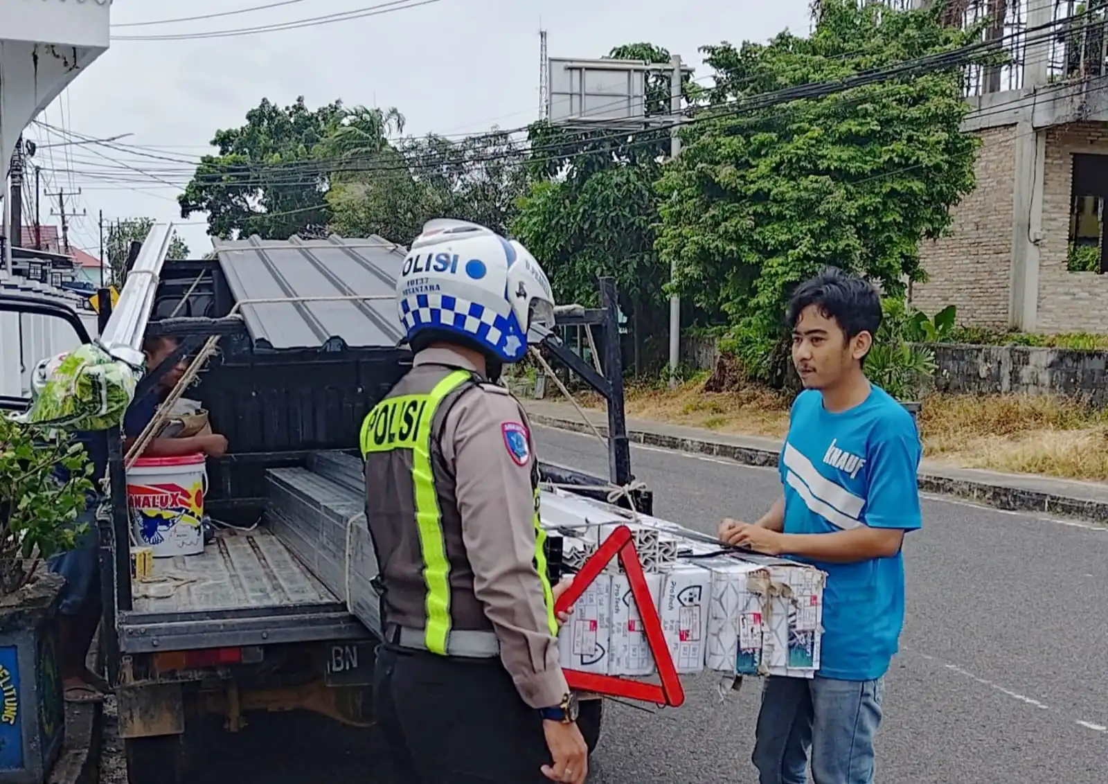 Satlantas Polres Belitung Berikan Edukasi Sopir Truk dan Sosialisasi Light On R2 di Tanjungpandan
