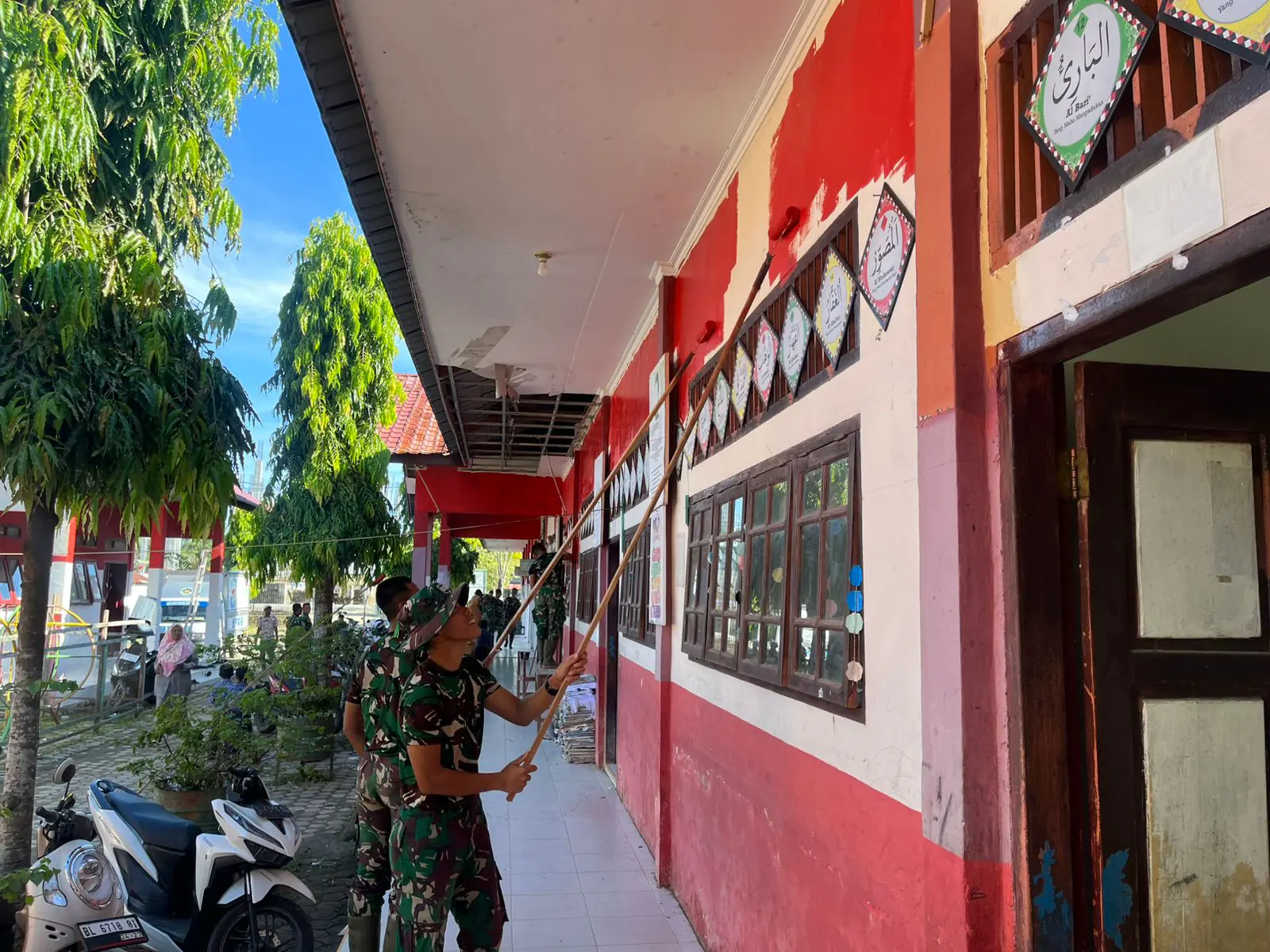 YONIF TP 836/BY Laksanakan Pengecatan Sekolah di Kabupaten Pidie Jaya