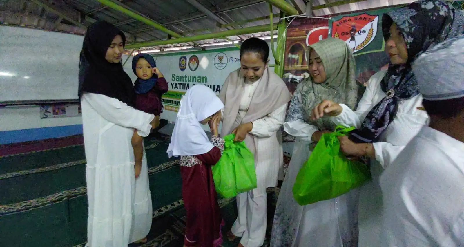 Berkah Ramadhan, Ketua Persit KCK Ranting 7 Cakung Berbagi Kasih