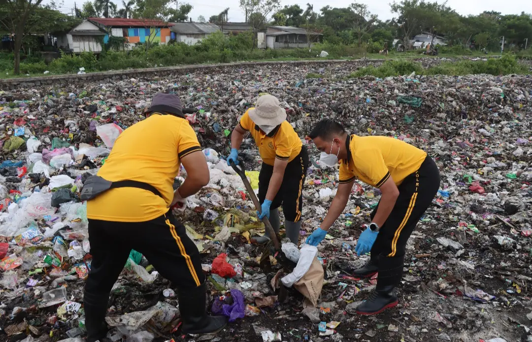 Polres Demak Turun Bersih-bersih Lingkungan, Wujudkan Gerakan Indonesia ASRI