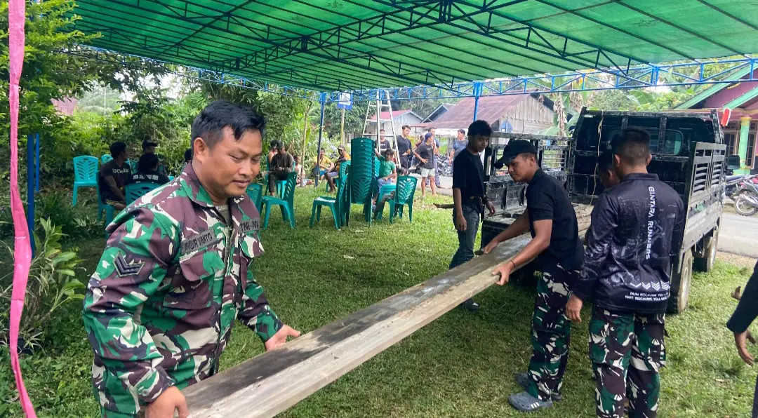 Wujud Kepedulian, Anggota Satgas TMMD Bantu Warga Berduka di Kampung Linggang Amer